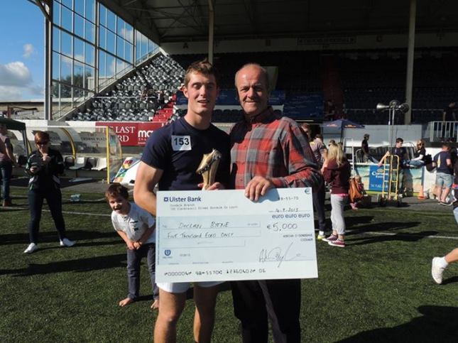 This year's Corona Cic Saor All Ireland Champion, Declan Byrne, being presented with his cheque for €5000 by Jack O'Shea.